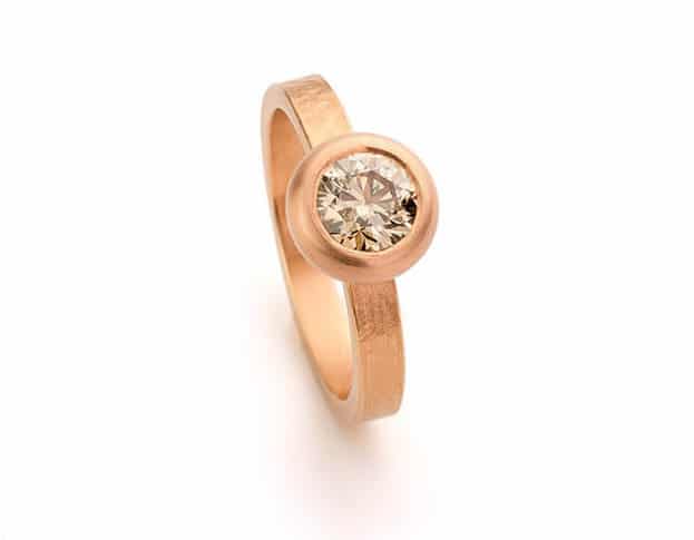 Roodgouden ring met briljant geslepen lichtbruine diamant. Oogst goudsmeden Amsterdam.
