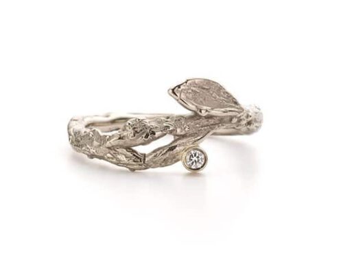 Witgouden verlovingsring takje en briljant geslepen diamant. Oogst goudsmeden Amsterdam.