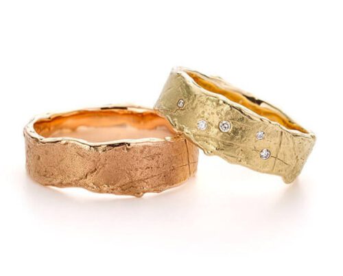 Roodgouden trouwring en geelgouden trouwring met diamant uit de serie erosie. Oogst goudsmeden Amsterdam.