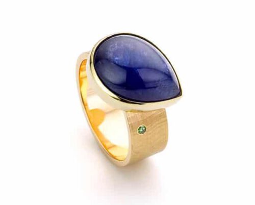 Geelgouden edelsteenring ton sur ton tanzaniet en groene briljant geslepen diamant. Oogst goudsmeden Amsterdam.