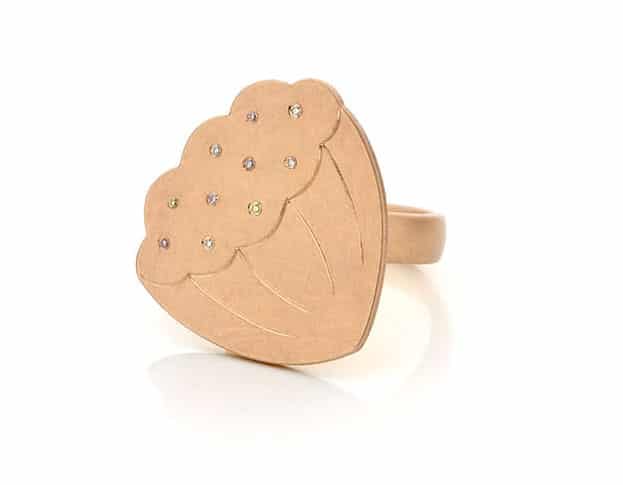 Rosé gouden lotus ring uit de Japonais collectie. Gezet met 10 briljant geslepen diamanten in de kleuren wit, licht bruin, cape en pink.