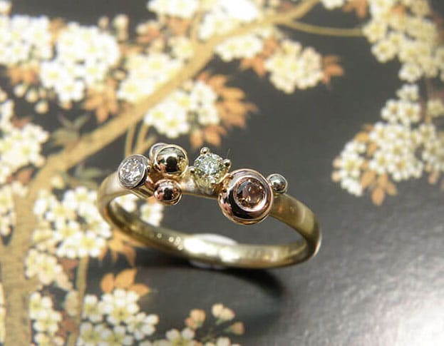 Ring 'Verzameling' mooie mix aan diamanten en besjes toegevoegd aan eigen ring. Ring 'Cluster' a lovely mix of diamonds and berries added to her own ring. Oogst ontwerp & creatie Amsterdam