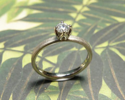 Verlovingsring 'Eenvoud' witgouden ring met 0,40 crt natural light fancy diamant in roodgouden zetting. Engagement ring ‘Simplicity’white golden ring with 0,40 crt natural light fancy diamond in a rose golden setting. Oogst goudsmeden Amsterdam.
