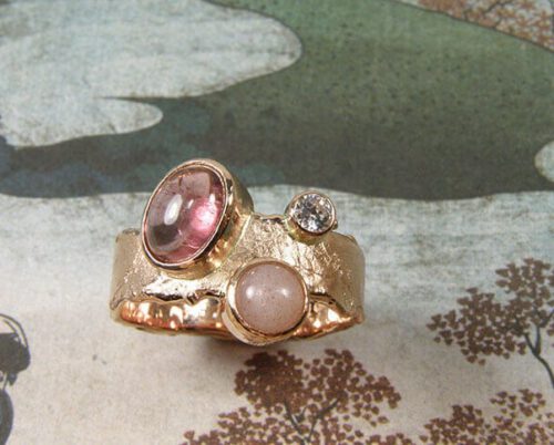 Roodgouden Erosie ring met toermalijn en maansteen. Rose gold erosion ring with tourmaline and moonstone. Oogst goudsmid Amsterdam