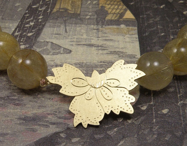 Collier 'Batik' rutielquartz met een motief van eigen oud goud vervaardigd. Necklace 'Batik' rutile quartz with motive created from own heirloom gold. Oogst Amsterdam goldsmith