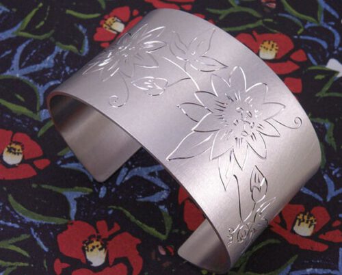 Zilveren armband met handgravure Passiebloem. Uit het Oogst goudsmid atelier. Silver cuff bracelet with hand engraving of a Passionflower. Made in the Oogst goldsmith studio.
