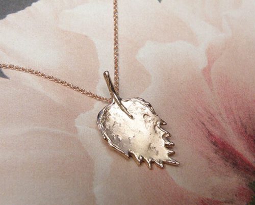 Gedenksieraad. Assieraad. Roodgouden Blad hanger. Rose gold Leaf pendant. . Commemorative jewel. Ontwerp van Oogst goudsmid Amsterdam