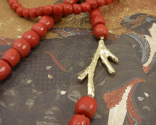 Koraal collier met geelgouden koraaltak. Coral necklace with yellow gold Coral. Oogst goudsmid Amsterdam
