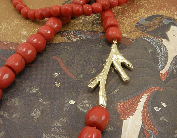 Koraal collier met geelgouden koraaltak. Coral necklace with yellow gold Coral. Oogst goudsmid Amsterdam