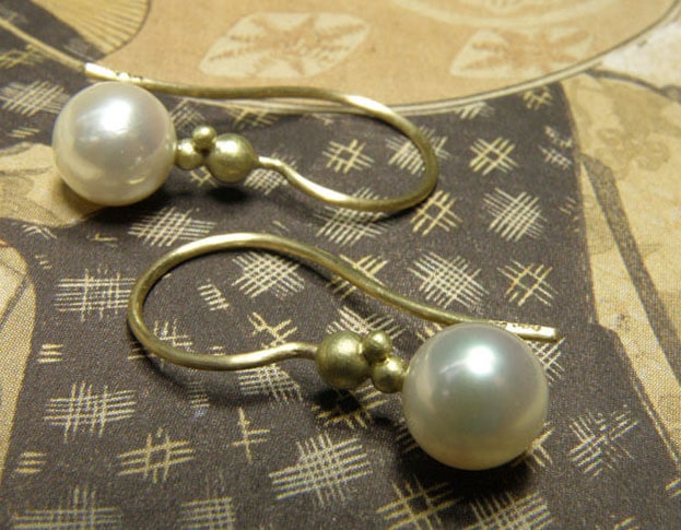 Yellow gold earrings with akoya pearls. Birth present. Push present.  Oogst goldsmith Amsterdam