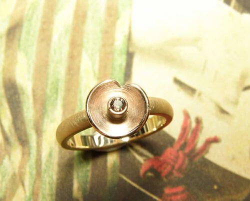 Roségouden ring met roodgouden Waterlelie en roze spinel. Rosé gold ring with a rose gold Waterlilly and a pink spinel. Oogst goudsmid Amsterdam.