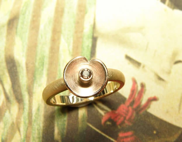 Roségouden ring met roodgouden Waterlelie en roze spinel. Rosé gold ring with a rose gold Waterlilly and a pink spinel. Oogst goudsmid Amsterdam.
