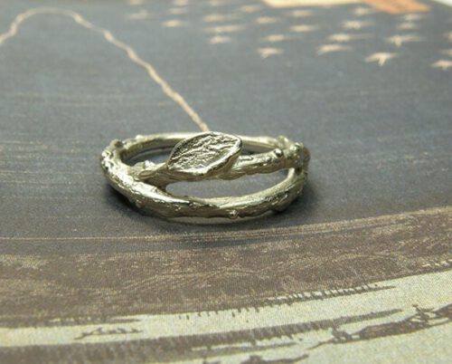 Witgouden ring Boomgaard. takje met blaadje. White gold ring Orchard, twig with leaf. Uit het Oogst goudsmid atelier. Made in the Oogst goldsmith studio.