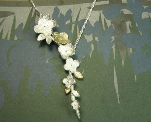 Collier 'In bloei' Bloemen en blaadjes op takjes van eigen geelgoud en zilver. Met een fijn anker collier gecombineerd. Uit het Oogst atelier Amsterdam. Necklace In Bloom, sweet flowers created from own silver and heirloom gold.