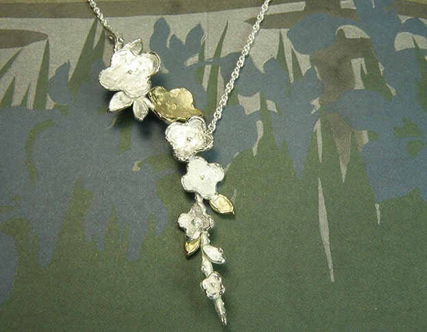 Collier 'In bloei' Bloemen en blaadjes op takjes van eigen geelgoud en zilver. Met een fijn anker collier gecombineerd. Uit het Oogst atelier Amsterdam. Necklace In Bloom, sweet flowers created from own silver and heirloom gold.