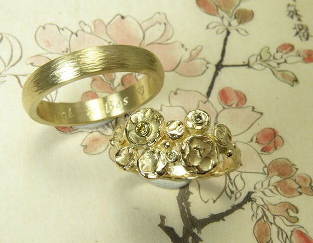 Trouwringen 'Cirkels' en 'Ritme'. Geelgouden ring met diamanten en geelgouden ring hamerslag. Wedding rings 'Circles' & 'Rhythm'. Yellow golden ring with diamonds and yellow golden ring with hammering. oogst Amsterdam.