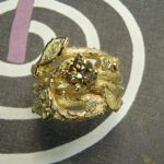 Verlovingsring 'Boomgaard'. Geelgouden twijgjes ring met blaadjes, besjes en een licht bruine diamant. Engagement ring 'Orchard'. Yellow golden ring with twigs, leafs, berries and a light brown diamond. Oogst goudsmeden Amsterdam.