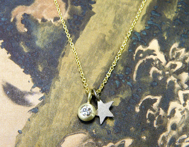 Geelgouden diamant hanger Boleet. Witgouden Ster hanger. Bruidssieraad. Yellow gold diamond pendant. White gold Star pendant. Bridal jewellery. Made by Oogst Amsterdam.