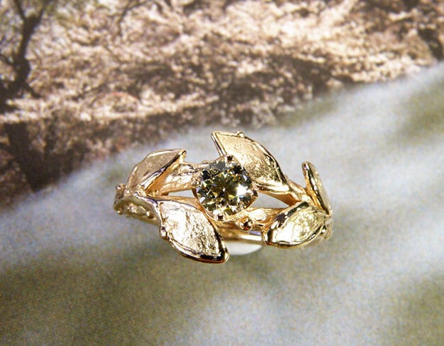 Roségouden verlovingsring Blaadjes met 0,40 ct cape diamant. Rosé gold engagement ring with 0,40 ct brilliant cut diamond cape. Leafs. Created by Oogst amsterdam. Blog alles over verlovingsringen.