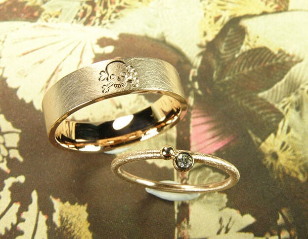 Hand engraved wedding rings 'Lineair' and 'Berries'. Oogst goldsmith studio.