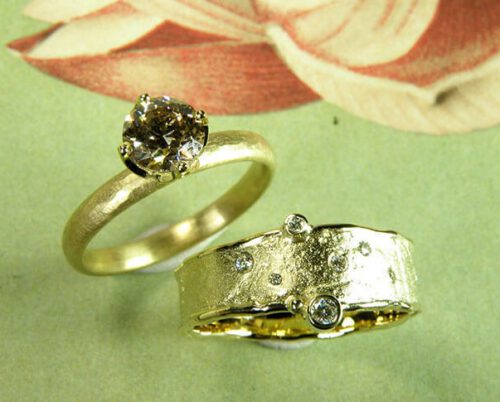 Trouwring 'Erosie' vrolijke structuur met diamanten van eigen oud goud vervaardigd. Verlovingsring 'Ritme'met bruine diamant van eigen oud goud vervaardigd. Wedding ring 'Erosion'playful textured ring with diamonds. Engagement ring 'Rhythm' with hammering and brown diamond. Both created from heirloom gold. Oogst design & creation