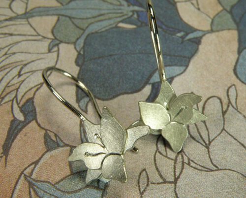 Witgouden Lelie oorsieraden. Geboortesieraad. Baargoud. White gold Lily earrings. Push present. Oogst Amsterdam ontwerp & creatie