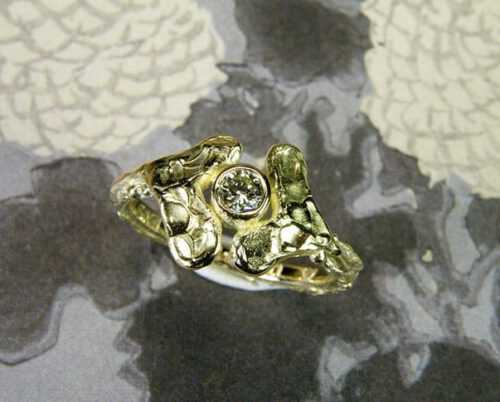 Blaadjes ring van eigen oud goud vervaardigd met diamant. Geboortesieraad. Ring Leafs created from heirloom gold with a diamond. Birth gift. Oogst goudsmid Amsterdam