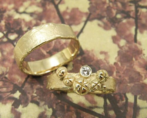 Trouwringen 'Erosie'. Structuur ring met 5 besjes, van eigen goud met een eigen diamant. Brede structuur ring van eigen goud vervaardigd. Wedding rings 'Erosion'. Ring with structure and 5 berries, made from heirloom gold with own diamond. Wider ring with structure made vrom heirloom gold. Oogst goudsmeden Amsterdam.