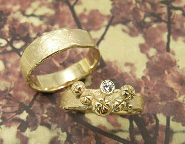 Trouwringen 'Erosie'. Structuur ring met 5 besjes, van eigen goud met een eigen diamant. Brede structuur ring van eigen goud vervaardigd. Wedding rings 'Erosion'. Ring with structure and 5 berries, made from heirloom gold with own diamond. Wider ring with structure made vrom heirloom gold. Oogst goudsmeden Amsterdam.