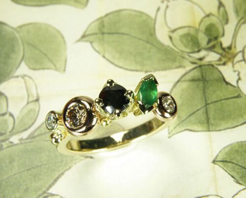 Verlovingsring 'Verzameling' vrolijke miz van diamanten en smaragd, van eigen oud goud vervaardigd. Engagement ring 'Cluster' playful mix of diamonds and emerald created from own heirloom gold. Oogst design & creation