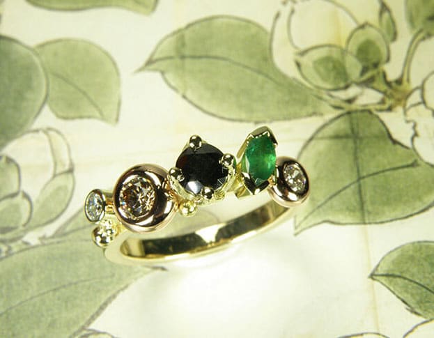 Verlovingsring 'Verzameling' vrolijke miz van diamanten en smaragd, van eigen oud goud vervaardigd. Engagement ring 'Cluster' playful mix of diamonds and emerald created from own heirloom gold. Oogst design & creation