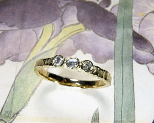 Verlovingsring 'Deining'. Geelgouden ring met structuur en 3 eigen antieke diamanten. Engagement ring 'Swell'. Yellow golden ring with structure and 3 heirloom diamonds. Uit het Oogst atelier Amsterdam.