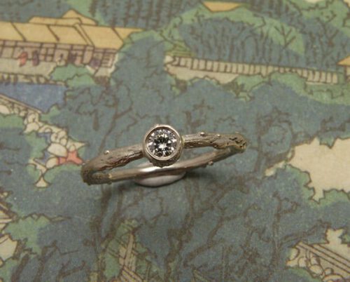 Witgouden takje met 0,10 crt diamant. White gold engagement ring twig with 0,10 ct diamond. Design by Oogst Amsterdam. Goudsmid Amsterdam