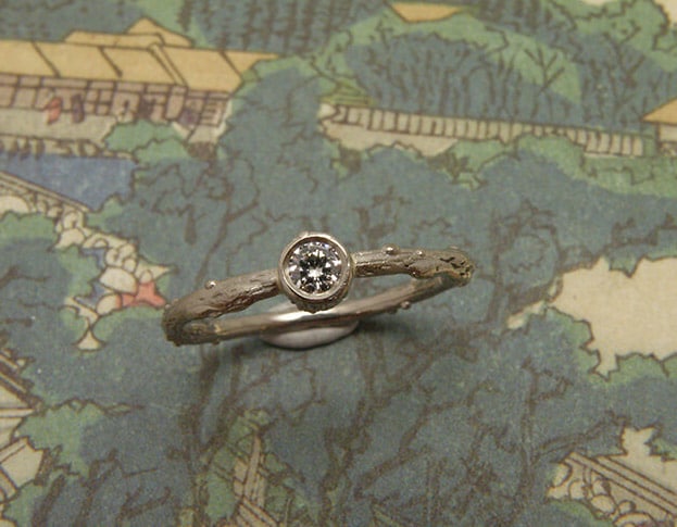 Witgouden takje met 0,10 crt diamant. White gold engagement ring twig with 0,10 ct diamond. Design by Oogst Amsterdam. Goudsmid Amsterdam