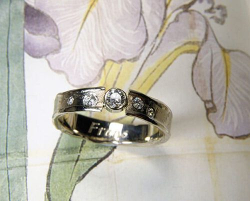 Ring Erosie, vervaardigd van eigen goud en diamanten. Gedenksieraad. Ring Erosion, created from heirloom gold and own diamonds. Commemorative jewel. Oogst goudsmid Amsterdam.