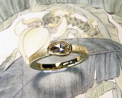 Ring 'Eenvoud' van eigen goud vervaardigde ring met fluweel afwerking en met eigen antieke roosgeslepen diamant. Ring ‘Simplicity’ made of heirloom gold with velvet finish and antique heirloom diamond. Uit het Oogst atelier Amsterdam.
