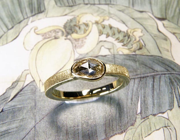 Ring 'Eenvoud' van eigen goud vervaardigde ring met fluweel afwerking en met eigen antieke roosgeslepen diamant. Ring ‘Simplicity’ made of heirloom gold with velvet finish and antique heirloom diamond. Uit het Oogst atelier Amsterdam.