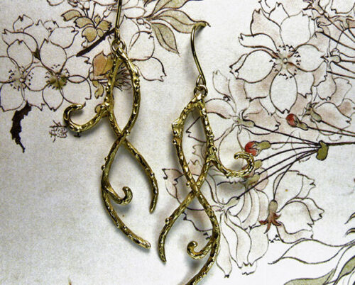 Geelgouden jugendstil krullen. Yellow golden jugendstil curl earrings. Oogst goudsmeden Amsterdam.
