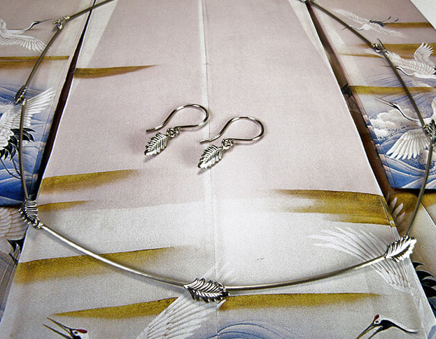 Witgouden collier Blaadjes en oorsieraden. White gold necklace and earrings Leafs. Oogst goudsmid Amsterdam Bridal jewellery. Bruidssieraden