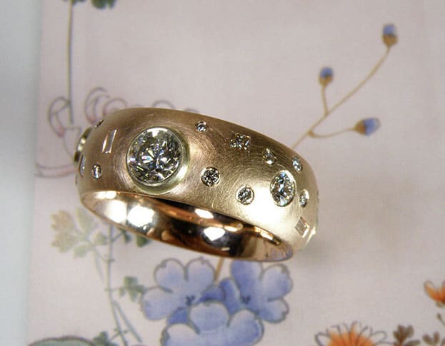 Ring 'Eenvoud' roodgouden ring met eigen diamanten speels rondom. Ring ‘Simplicity’ rose golden ring with playfully placed heirloom diamonds. Oogst goudsmeden Amsterdam.