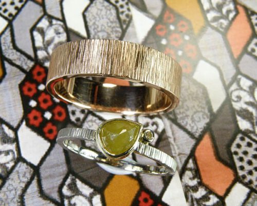 Gehamerde trouwringen met spitse hamerslag. Roodgoud en witgoud met natural diamant. Handgemaakte trouwringen uit eigen atelier. Oogst goudsmeden in Amsterdam