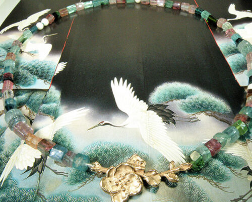 Roodgouden Japanse bloesems met toermalijn , aquamarijn en zachtroze koraal. Rose golden Japanese blossom necklace with tourmaline, aquamarine and soft pink coral.