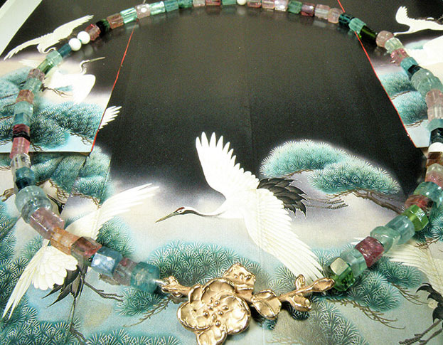Roodgouden Japanse bloesems met toermalijn , aquamarijn en zachtroze koraal. Rose golden Japanese blossom necklace with tourmaline, aquamarine and soft pink coral.