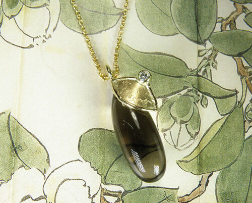 Geelgouden hanger Blaadje met rookkwarts. Yellow gold pendant Leaf with a smokey quartz. Oogst goudsmid Amsterdam