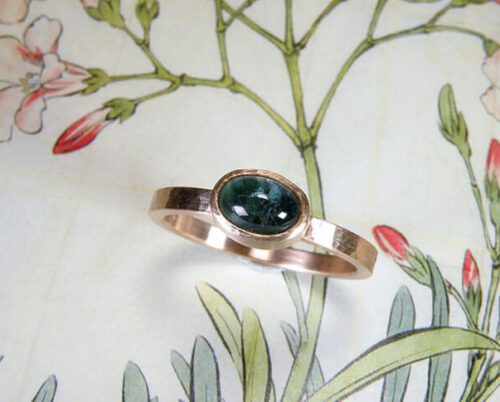Roodgouden ring met hamerslag en toermalijn. Assieraad. Gedenksieraad. Rose gold ring with hammering and tourmaline. Commemorative jewel. Oogst goudsmid Amsterdam.