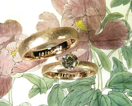 Trouwringen 'Ritme'. Roodgouden ring met hamerslag en bruine diamant. Roodgouden ring met hamerslag. Wedding rings 'Rhythm'. Rose golden ring with hammering and brown diamond. rose golden ring with hammering. Oogst goudsmeden Amsterdam.