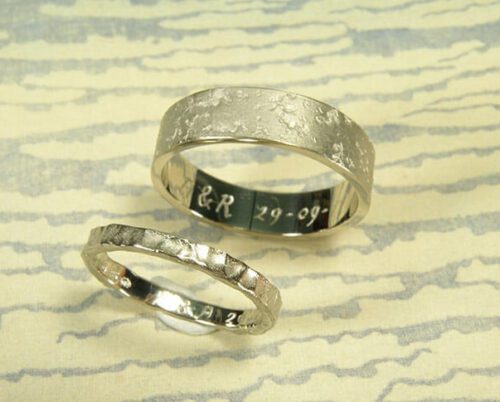 Trouwringen 'Koraal' en 'Deining'. Witgouden ringen met structuur. Wedding rings 'Coral' & 'Swell'. White golden rings with structure. Uit het Oogst atelier Amsterdam.