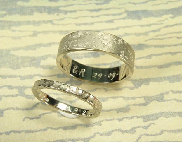 Trouwringen 'Koraal' en 'Deining'. Witgouden ringen met structuur. Wedding rings 'Coral' & 'Swell'. White golden rings with structure. Uit het Oogst atelier Amsterdam.