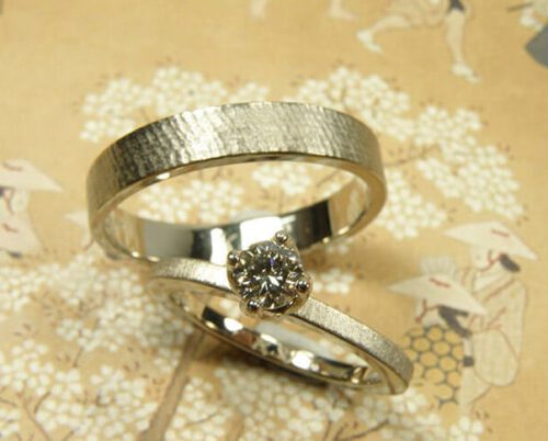 Trouwringen 'Linnen' en 'Fluweel'. Witgouden ring met fluweel afwerking en bruine diamant. Witgouden ring met linnen structuur. Wedding rings 'Linnen' & 'Velvet'. White golden ring with velvet finish and brown diamond. White golden ring with linnen structure. Oogst Amsterdam.