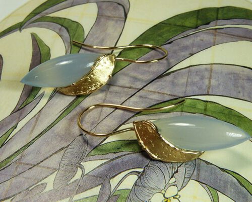 Oorsieraden roségouden blaadjes met spitse blauwe agaat. Rose gold earrings with blue agate. Oogst goudsmid Amsterdam. Goldsmith & Designer